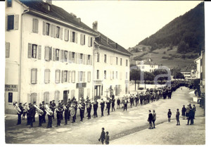 Fotografia d epoca originale 1930 ca LE LOCLE CH Processione religiosa con banda municipale Foto VINTAGE 1