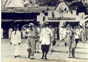 1953 LUANG PRABANG (LAOS) Generale SALAN visita la fiera con il principe SAVANG  Fotografia d'epoca con didascalia coeva.   CONDIZIONI: G  FORMATO: 18x13 cm     originale e autentica 1