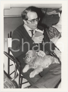 Fotografia d epoca originale 1985 RAI DUE Il tastomatto  Enzo TRAPANI Ritratto con cane  Foto 18x24 cm 1