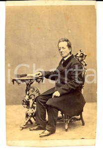 Fotografia d epoca originale 1870 ca MILANO Ritratto di gentiluomo con cappotto scuro Foto Francesco BALBI 1