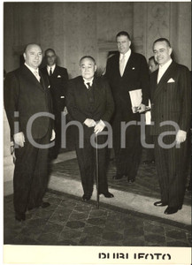 1954 ROMA Villa Madama - Shigeru YOSHIDA con Mario SCELBA e Gaetano MARTINO  Fotografia d'epoca con didascalia coeva al verso.  CONDIZIONI: G  FORMATO: 13x18 cm     originale e autentica 1