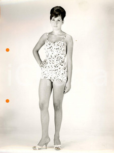 Fotografia d epoca originale 1960 ca MILANO ? STORIA DELLA MODA Modella in costume intero a fiori 1