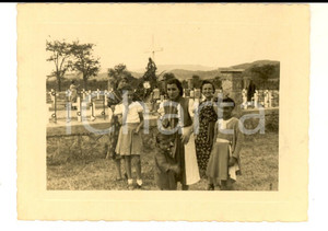 Fotografia d epoca originale 1937 AOI ETIOPIA Cimitero ditta GONDRAND  Donne in visita Foto 11x8 cm 1 1
