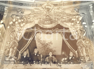 1955 PALERMO Teatro Massimo - Giovanni GRONCHI a un concerto con la moglie  Fotografia d'epoca con didascalia coeva al verso.   CONDIZIONI: POOR (alone evidente e diffuso)FORMATO: 18x13 cm     originale e autentica 1