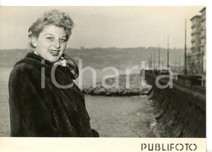 Fotografia d epoca originale 1954 NAPOLI Borgo Santa Lucia  L attrice Anna VITA sul lungomare Foto 18x13 cm 1