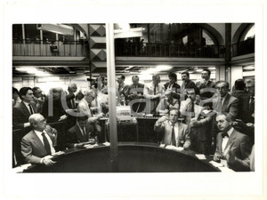 Fotografia d epoca originale 1987 MILANO Borsa Italiana  Broker seguono andamento dei titoli Foto 24x18 cm 1