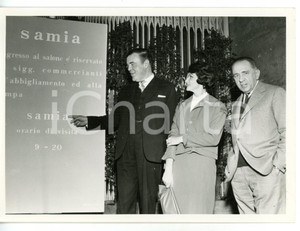 1959 TORINO SAMIA Salone della Moda - Stilista Norman HARTNELL all'ingresso 