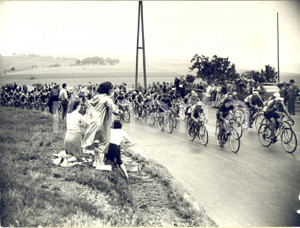 1953 CICLISMO TOUR DE FRANCE Lucien TEISSEIRE in testa al gruppo *Foto 18x13  Fotografia d'epoca con didascalia coeva.  CONDIZIONI: G  FORMATO: 18x13 cm     originale e autentica 1