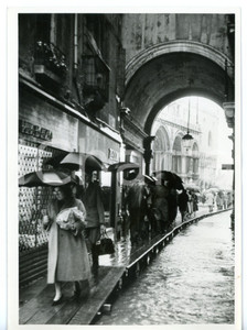 1957 VENEZIA Acqua alta - Passanti in Piazza SAN MARCO sulle passerelle *Foto Fotografia d'epoca con didascalia coeva.  CONDIZIONI: FAIR (bassa qualit&agrave; di stampa) FORMATO: 13x18 cm     originale e autentica 1
