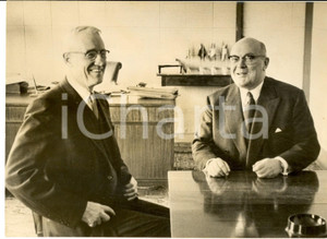 Fotografia d epoca originale 1959 PARIS NATO Incontro tra Howard GREEN e PaulHenri SPAAK  Foto 18x13 cm 1