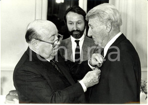Fotografia d epoca originale 1986 PARIS Marcel CARNE  premia Claude AUTANTLARA Ordine Nazionale al Merito 1