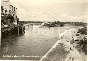 Cartolina originale da collezione 1960 CASSANO D'ADDA (MI) Bagnanti lungo il fiume FG VG 1