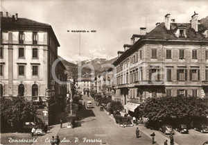 Cartolina originale da collezione 1955 ca DOMODOSSOLA (VB) Corso FERRARIS con Gelataio ambulante *Animata FG NV 1