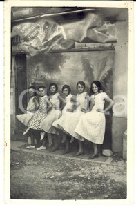 Fotografia d'epoca originale 1930 ca SERBIA (?) Danza di adolescenti  in un cortile *Foto VINTAGE  FP 1