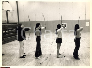 Fotografia d epoca originale 1965 ca NEW JERSEY USA Gymnastics for women archery REAL PHOTO 1