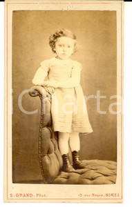 Fotografia d'epoca originale 1870 ca NIMES (F) Ritratto di bambina su una poltrona *Foto S. GRAND CDV 1