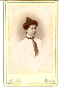 Fotografia d'epoca originale 1900 ca BERGAMO Ritratto di giovane donna in abito bianco *Foto Andrea MAURI 1