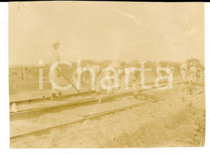 Fotografia d epoca originale 1915 ca SIDIFERRUCH ALGERIA Indigeni posano i binari della ferrovia Foto 1