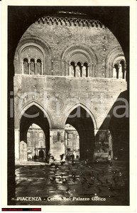 Cartolina originale da collezione 1950 circa PIACENZA Cortile del Palazzo GOTICO Cartolina postale ANIMATA FP NV 1