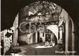Cartolina originale da collezione 1958 BARI bambini giocano sotto ARCO MERAVIGLIA Obbligazioni ISVEIMER FG VG 1