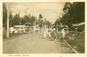 Cartolina originale da collezione 1935 ca ADDIS ABEBA ETIOPIA Donne a passeggio sulla via Cartolina FP NV 1