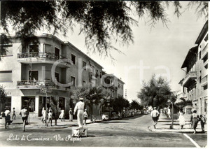 Cartolina originale da collezione 1959 LIDO DI CAMAIORE LU Via PAPINI con vigile urbano ANIMATA FG VG 1