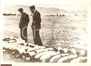 Fotografia d epoca originale 1941 GRECIA Ufficiali inglesi contano bombe PROPAGANDA 1