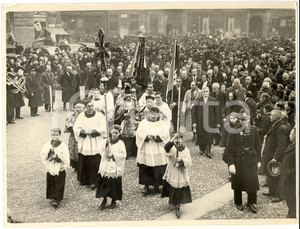 Fotografia d'epoca originale 1938 MILANO Offerta di cera e olio per la festa di SANT'AQUILINO *Fotografia 1