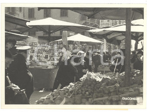 Fotografia d'epoca originale 1941 VERONA Piazza delle ERBE Il tradizionale mercato alimentare Foto GIACOMELLI 1