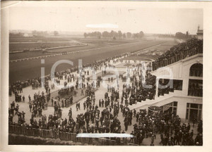 Fotografia d'epoca originale 1920 MILANO SAN SIRO La folla al PESAGE alle corse dell'ippodromo *Fotografia 1