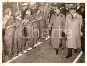 Fotografia d epoca originale 1937 MILANO Operaie Stabilimento PIRELLI applaudono Galeazzo CIANO DANNEGGIATA 1