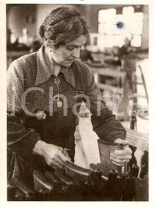 Fotografia d epoca originale 1940 ca WW2 Operaie al lavoro in una fabbrica di fucili Fotografia 1