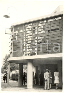 Fotografia d'epoca originale 1940 ca MILANO SAN SIRO Tabellone con il programma della quarta corsa Fotografia 1