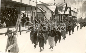 Fotografia d'epoca originale 1933 BARDONECCHIA Sci *Sfilata Goliardi Stadio LITTORIO 1