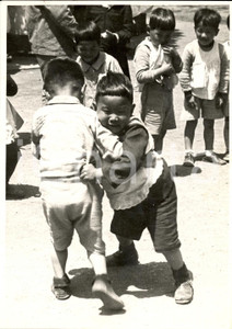 Fotografia d'epoca originale 1942 TOKYO Lotta di bambini al giardino d'infanzia FOTO 1