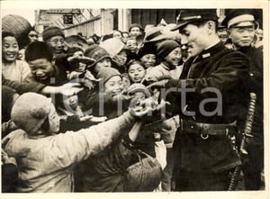 Fotografia d epoca originale 1938 SHANGAI CINA Ufficiale giapponese distribuisce dolcetti a bambini cinesi 1