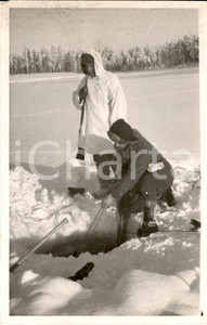 Fotografia d epoca originale 1943 LAPPONIA WW2 Soldati finlandesi pescano nel ghiaccio Fotografia 1