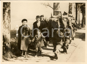 Fotografia d epoca originale 1940 BELGIO WW2 Rifugiati belgi incrociano soldati inglesi Fotografia 1