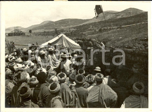 Fotografia d epoca originale 1938 CHESSADMEGA  Eritrea A.O.I. Indigeni intorno accampamento italiano Foto 1