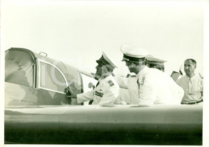 Fotografia d epoca originale 1939 AERONAUTICA Giuseppe VALLE esamina MESSERSCHMITT 108 di Hans DIETRICH 1