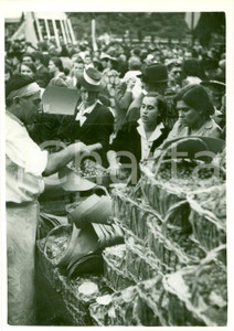 Fotografia d epoca originale 1940 MILANO Folla al banco per giornata dell UVA Fotografia 1