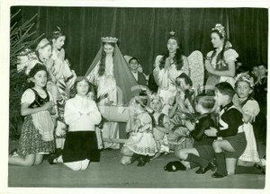 Fotografia d epoca originale 1940 ca MILANO Befana ungherese con bambini a colonia GRUPPO CORRIDONI Foto 1