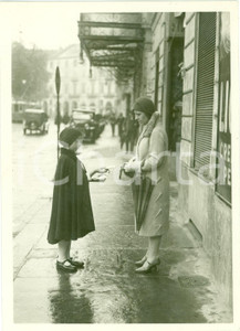 Fotografia d epoca originale 1930 TORINO Benefattrice in Piazza CARLO FELICE per Giornata Pane FOTO 1