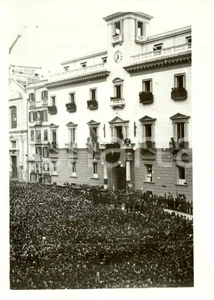 Fotografia d epoca originale 1935 NAPOLI Casa del Fascio grande folla saluta UMBERTO II Fotografia 1