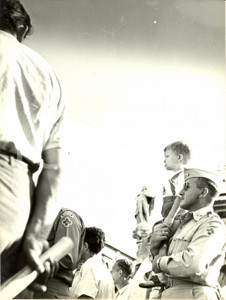 Fotografia d epoca originale 1955 ca TRIESTE TLT Militari americani TRUST con bambino ad una parata FOTO 1