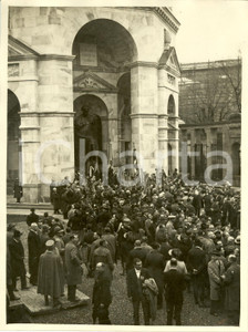 Fotografia d epoca originale 1929 MILANO Anniversario VITTORIA Cerimonia con autoritÃ  al Monumento ai Caduti 1