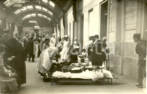 Fotografia d epoca originale 1931 MILANO Stazione Centrale Malati gravi in attesa di partire per LOURDES Foto 1