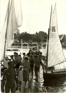 Fotografia d epoca originale 1937 VENEZIA La folla al LIDO inaugura la stagione estiva con barche a vela Foto 1