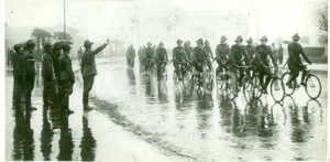 Fotografia d epoca originale 1932 MILANO Sfilata ciclisti MILIZIA UNIVERSITARIA sotto la pioggia Fotografia 1