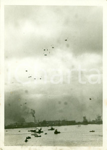 Fotografia d epoca originale 1937 GENOVA Bandiere tedesche lanciate con paracadute da SIERRA CORDOBA Foto 1
